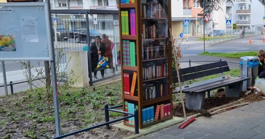 Enormer Kundenandrang: Stadt stellt Parkbank auf!